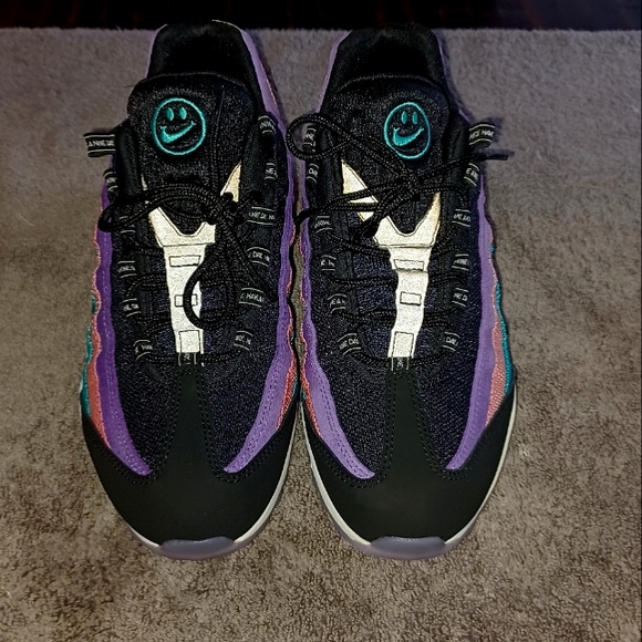 Nike's - Picture 5 of 5